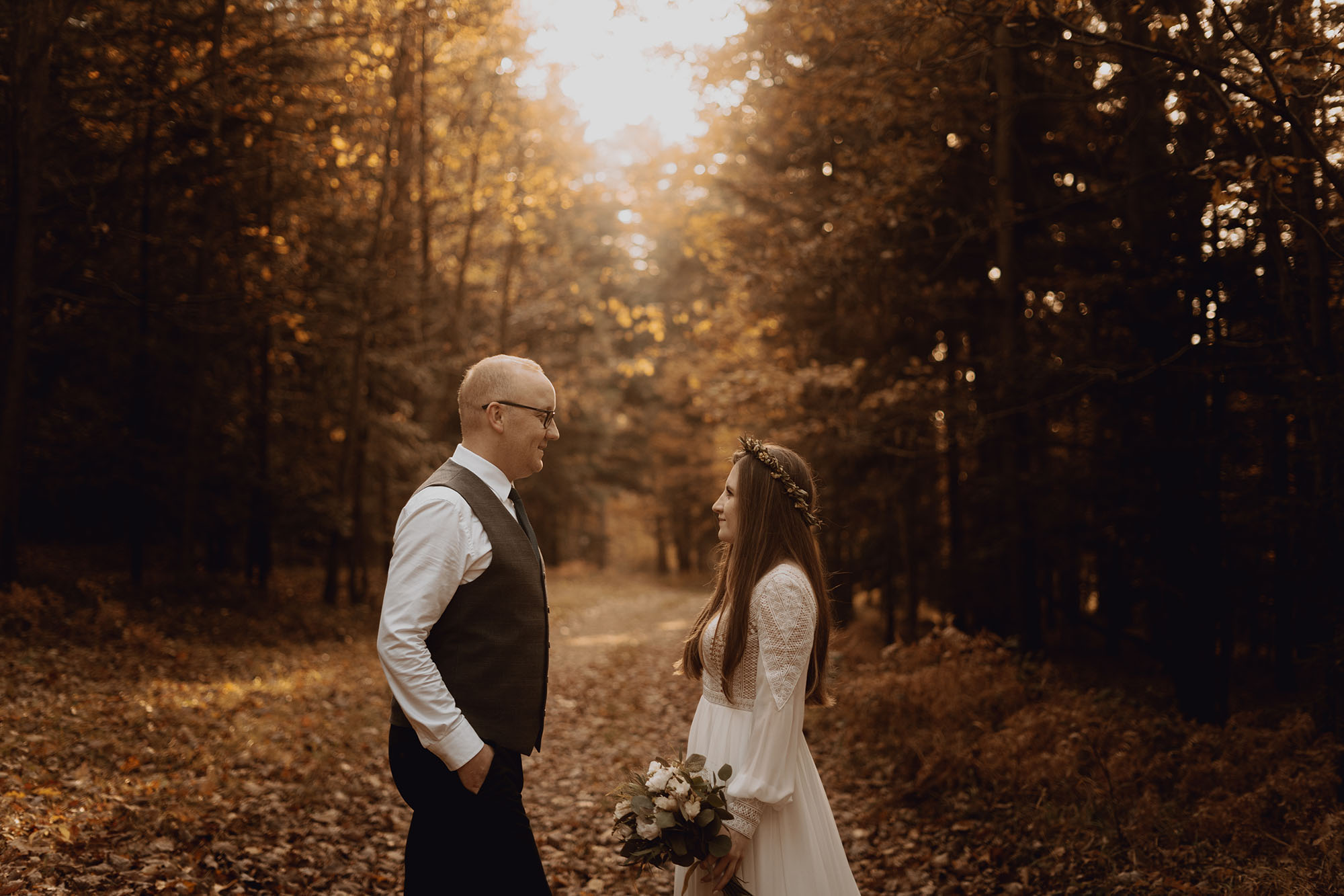 jesienna sesja slubna00019 - Sesja poślubna wśród jesiennych liści