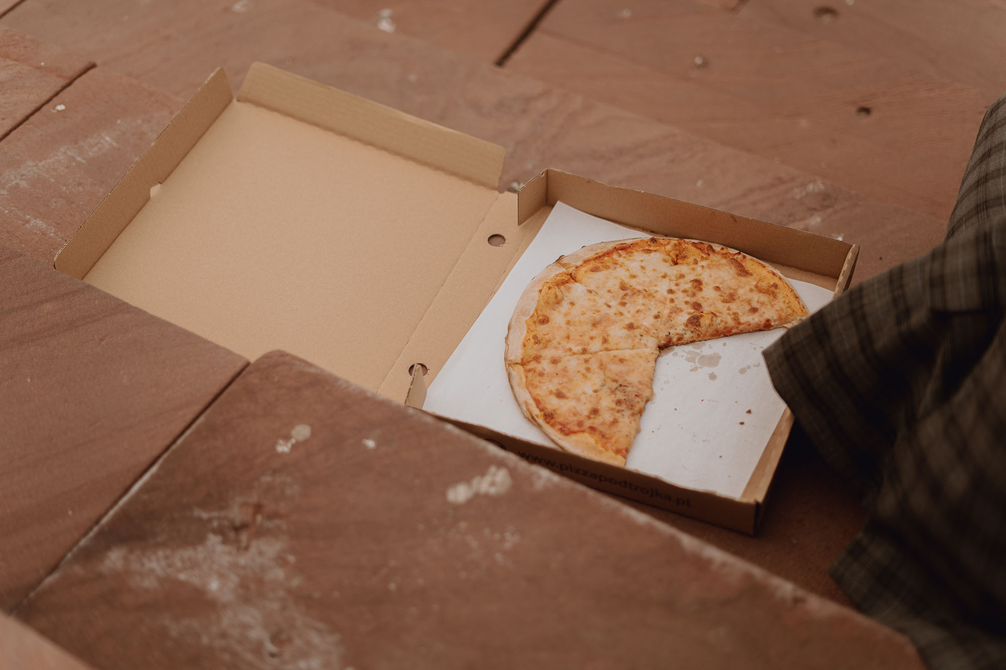 miejska sesja slubna00047 - Włoska pizza i sesja ślubna w miejskim klimacie