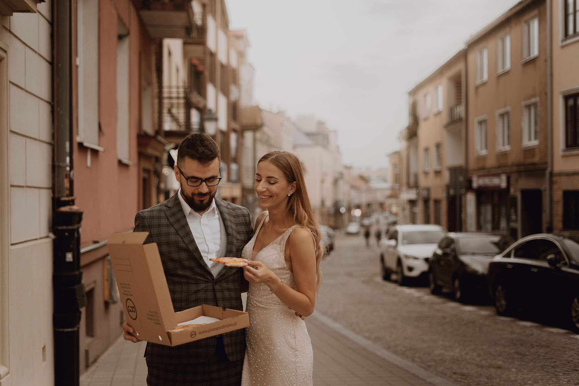 miejska sesja slubna00052 - Włoska pizza i sesja ślubna w miejskim klimacie