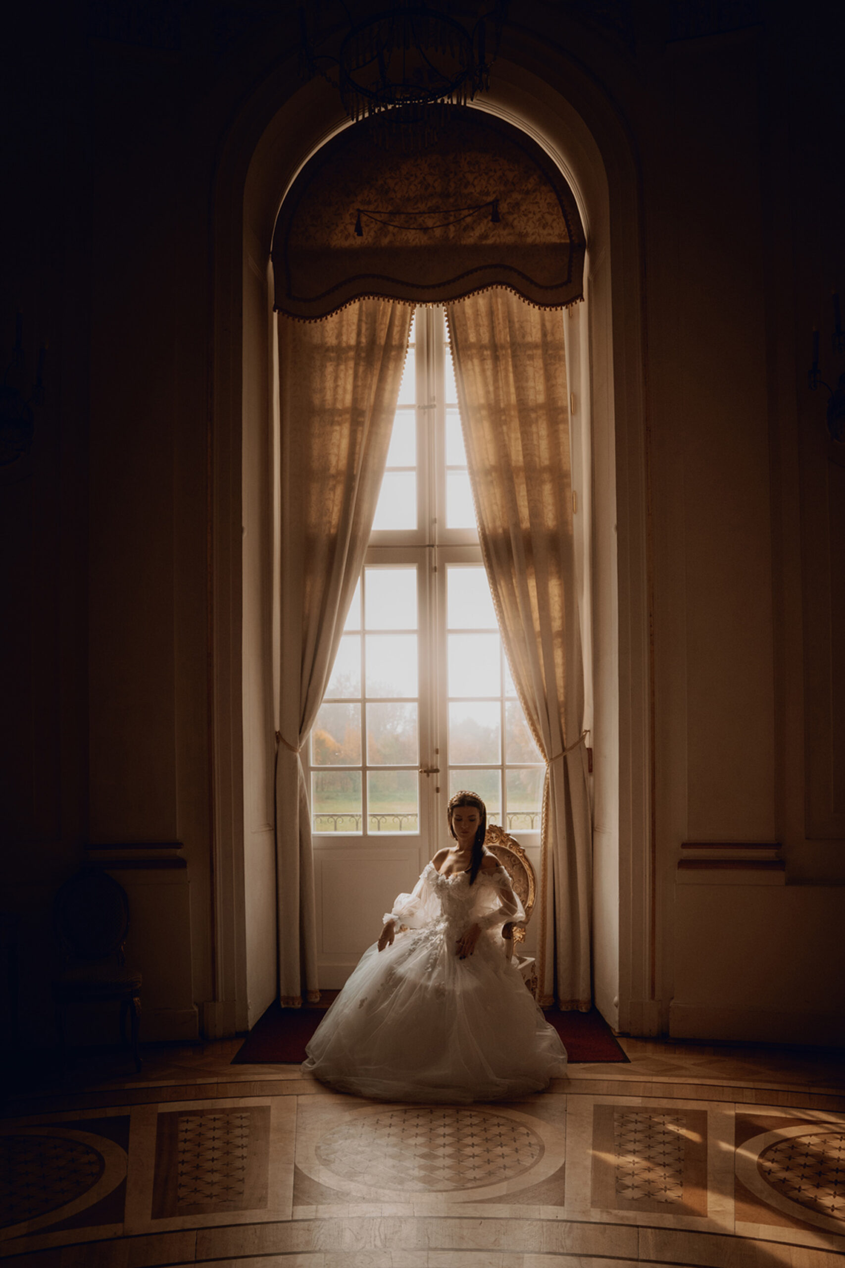 sesja slubna w palacu jesienna00026 scaled - Sesja ślubna w pałacu w Jabłonnie