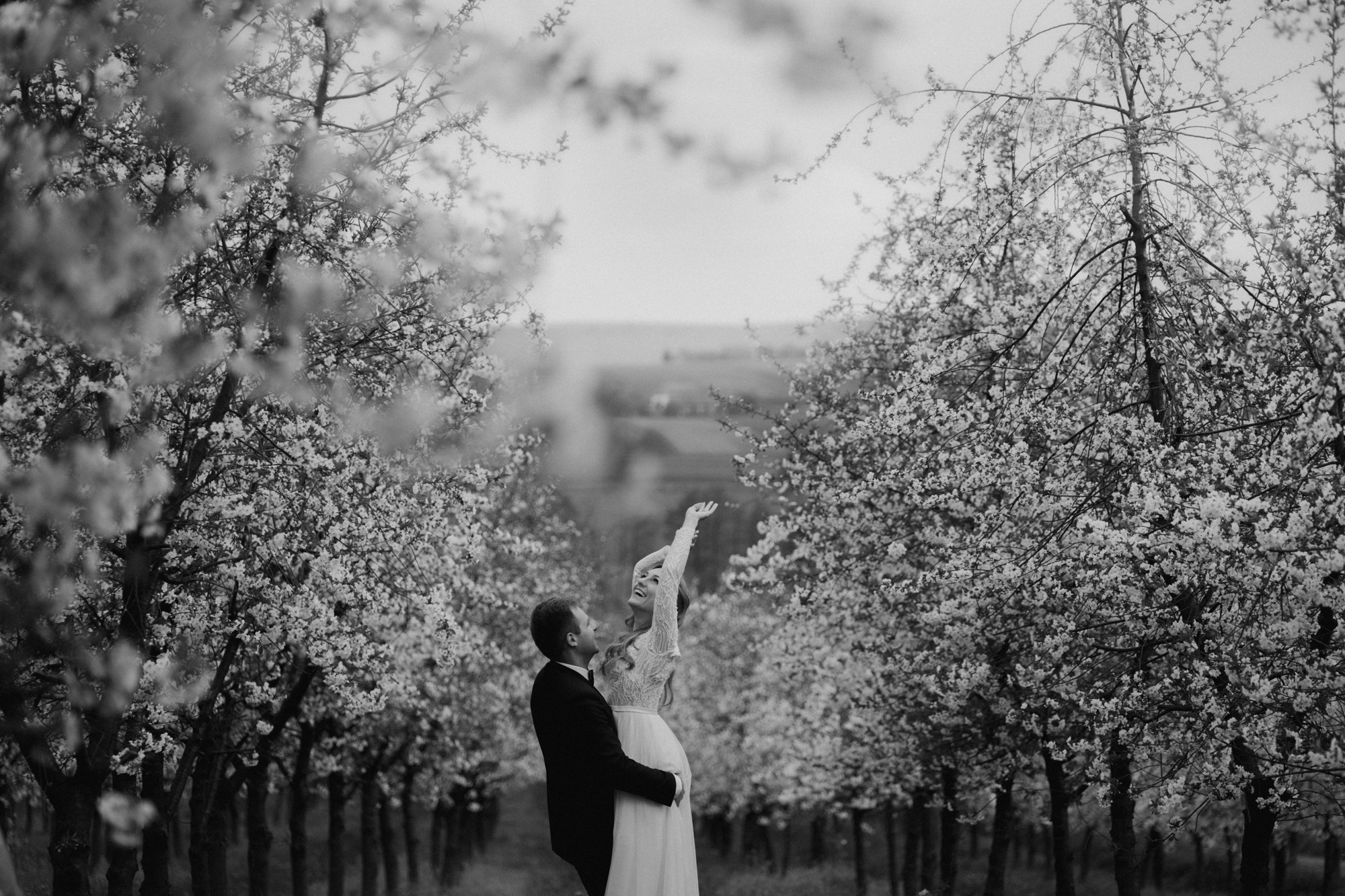 Wiosenna sesja slubna00009 - Sesja ślubna w kwitnącym sadzie