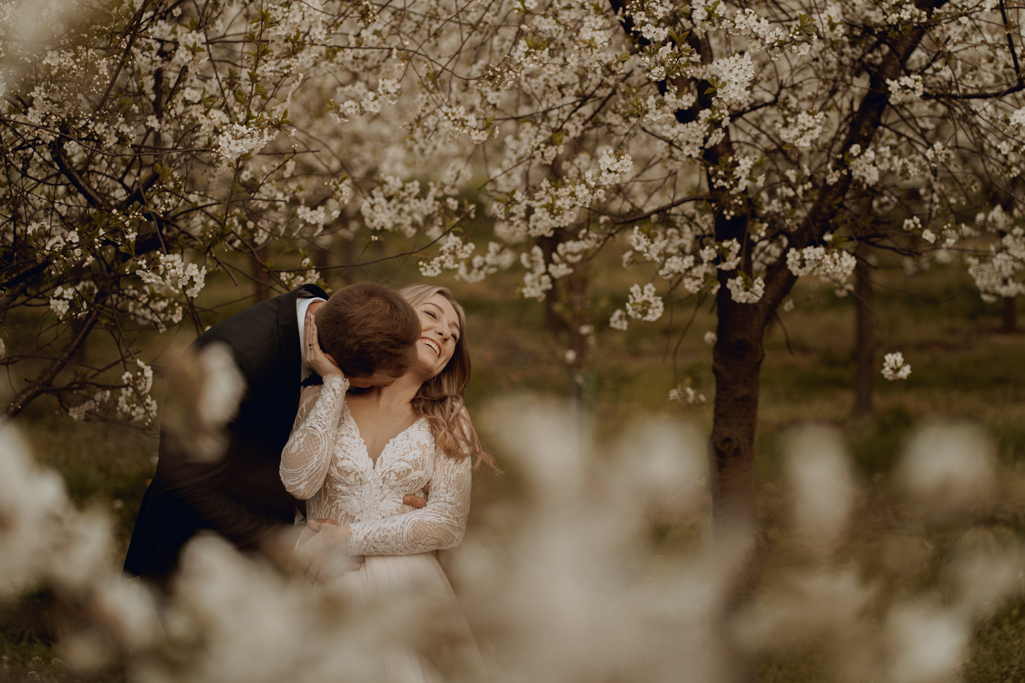 Wiosenna sesja slubna00036 - Sesja ślubna w kwitnącym sadzie