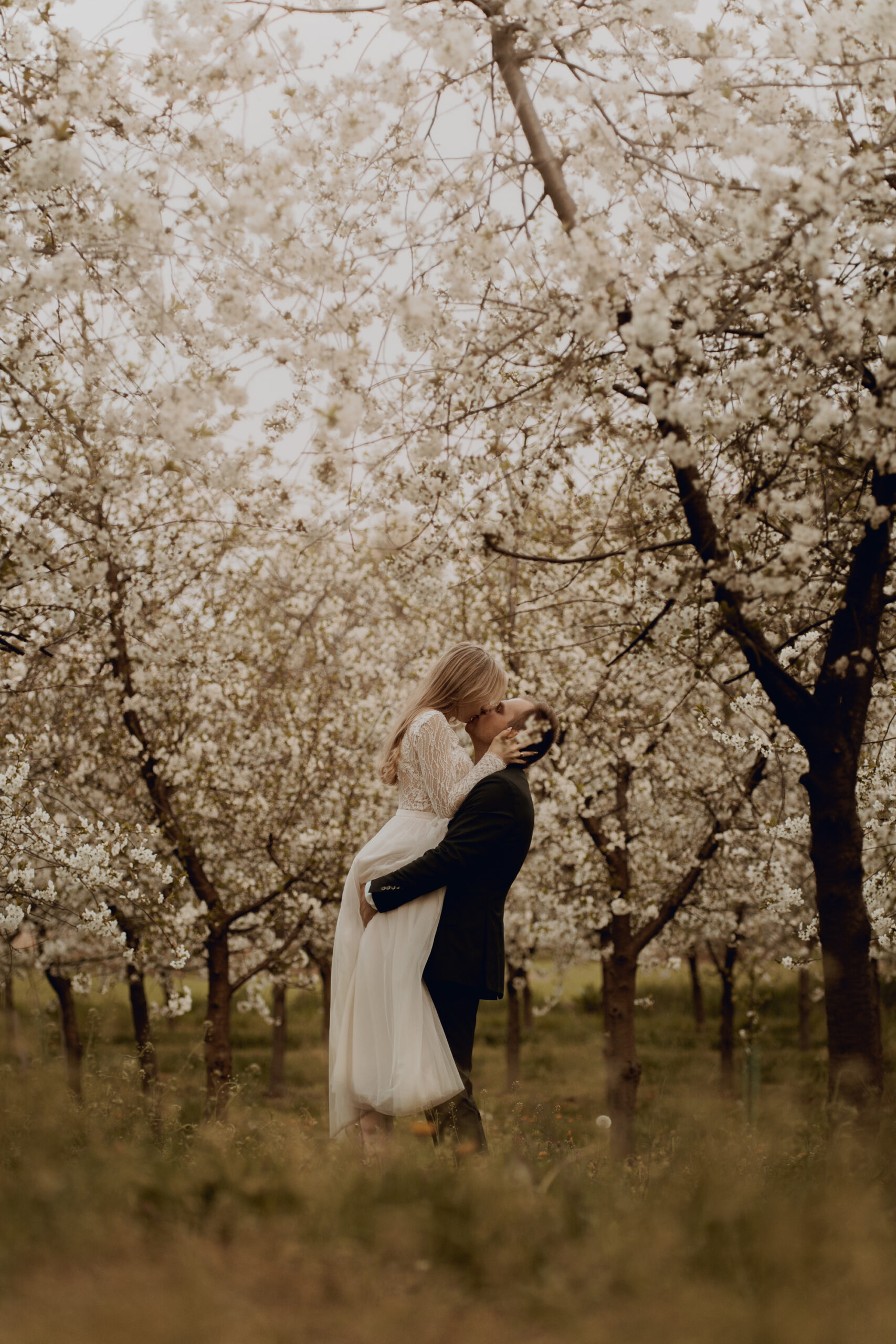 Wiosenna sesja slubna00043 scaled - Sesja ślubna w kwitnącym sadzie