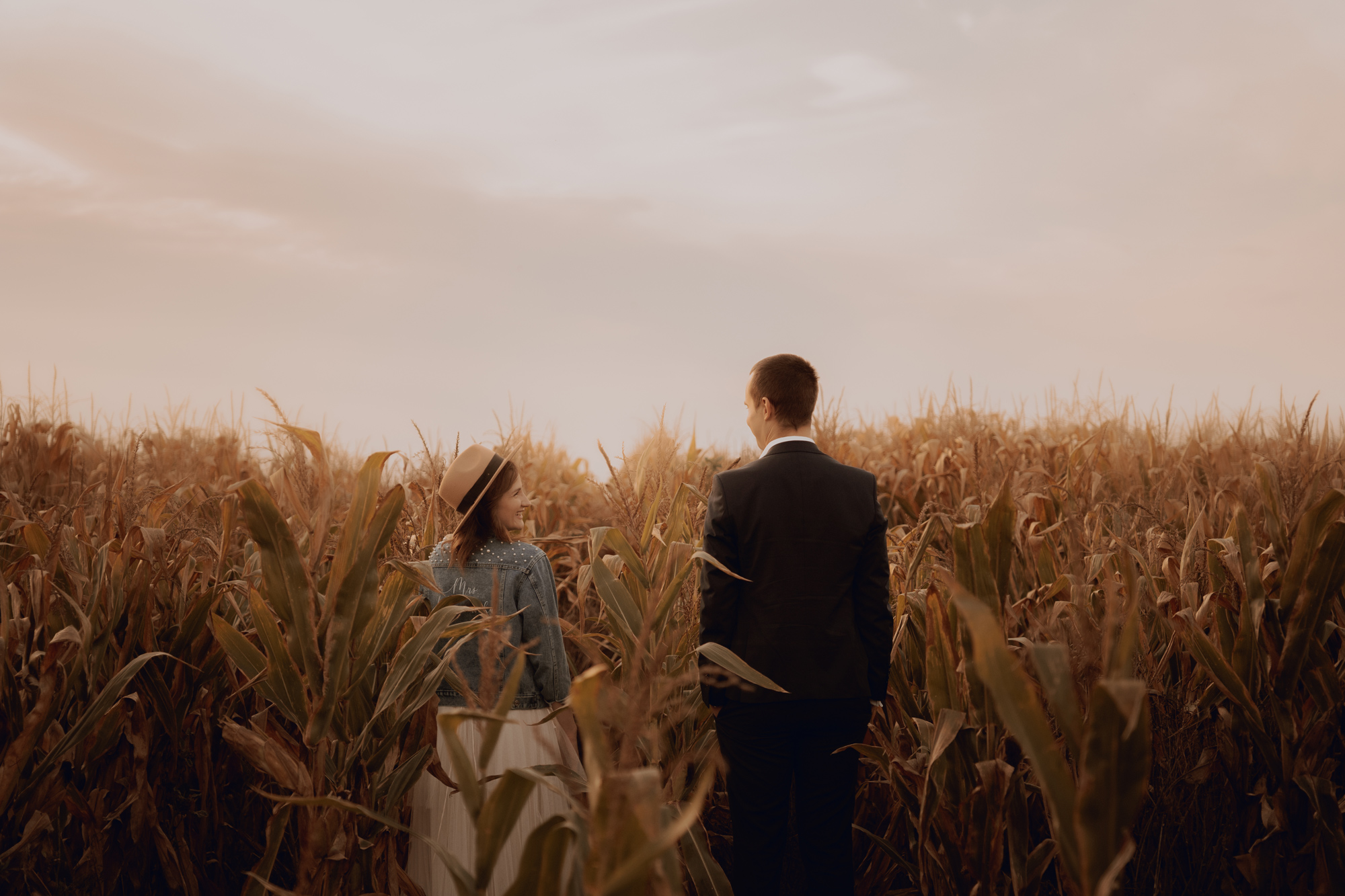 sesja slubna w kukurydzy00009 - Sesja boho na polu kukurydzy