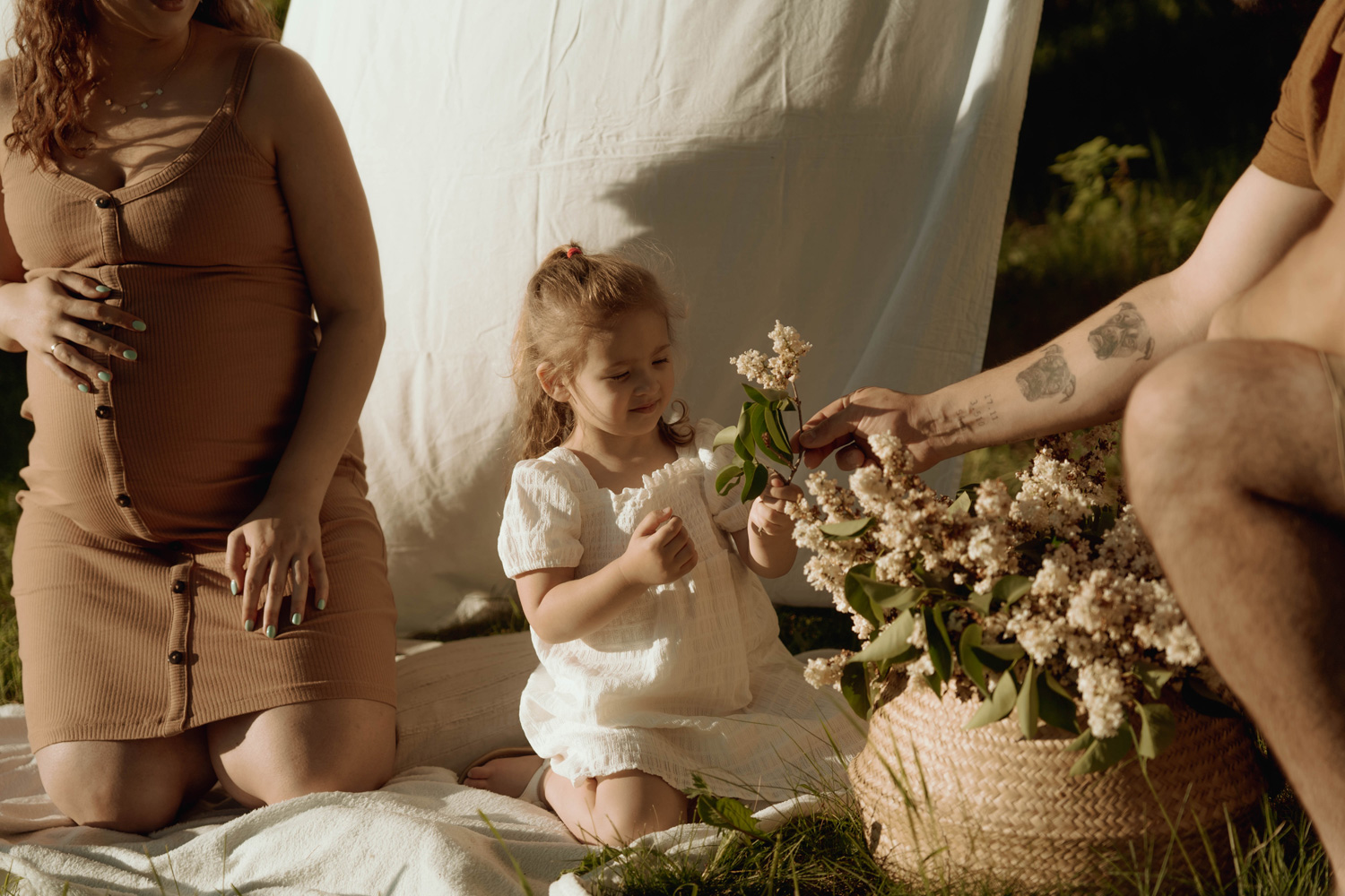 Sesjarodzinna sesja ciazowa 00005 - Sesja ciążowo-rodzinna w sielskim klimacie