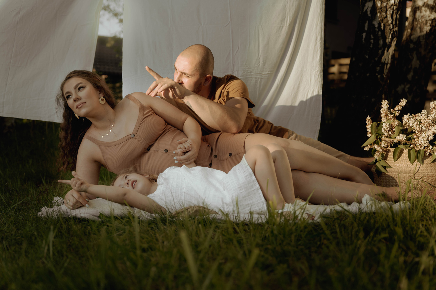 Sesjarodzinna sesja ciazowa 00010 - Sesja ciążowo-rodzinna w sielskim klimacie
