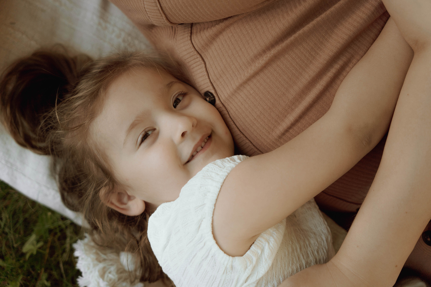 Sesjarodzinna sesja ciazowa 00013 - Sesja ciążowo-rodzinna w sielskim klimacie