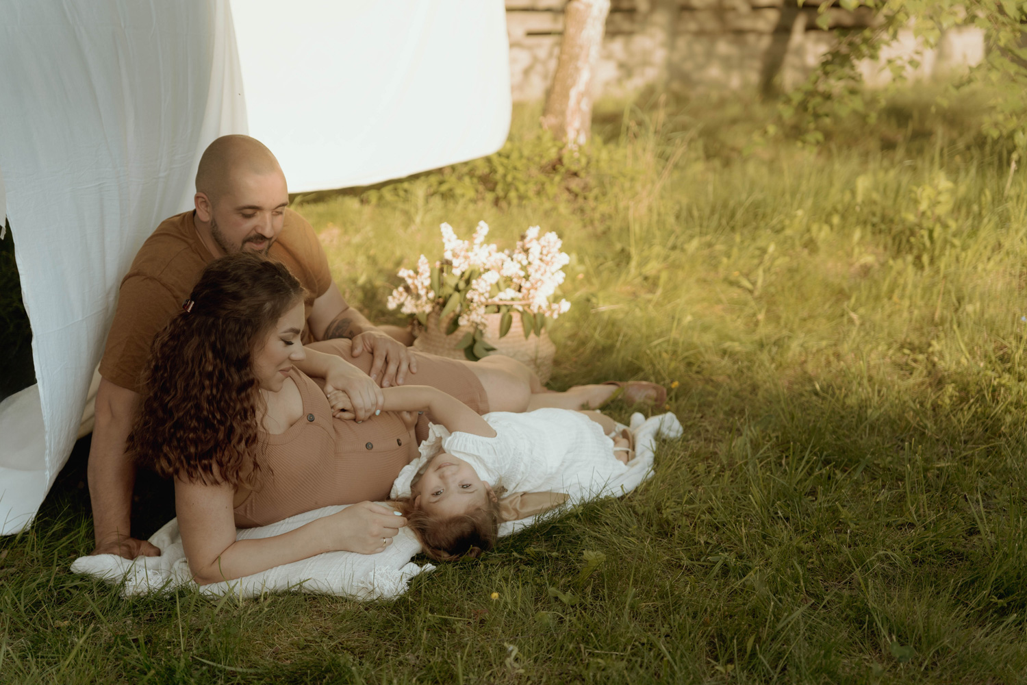 Sesjarodzinna sesja ciazowa 00014 - Sesja ciążowo-rodzinna w sielskim klimacie