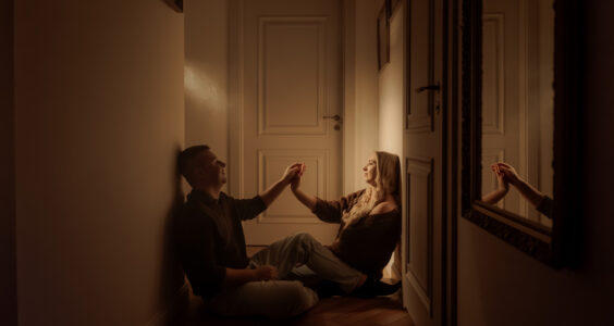 Sesja narzeczeńska w domu