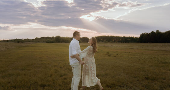 Sesja ciążowa na łące