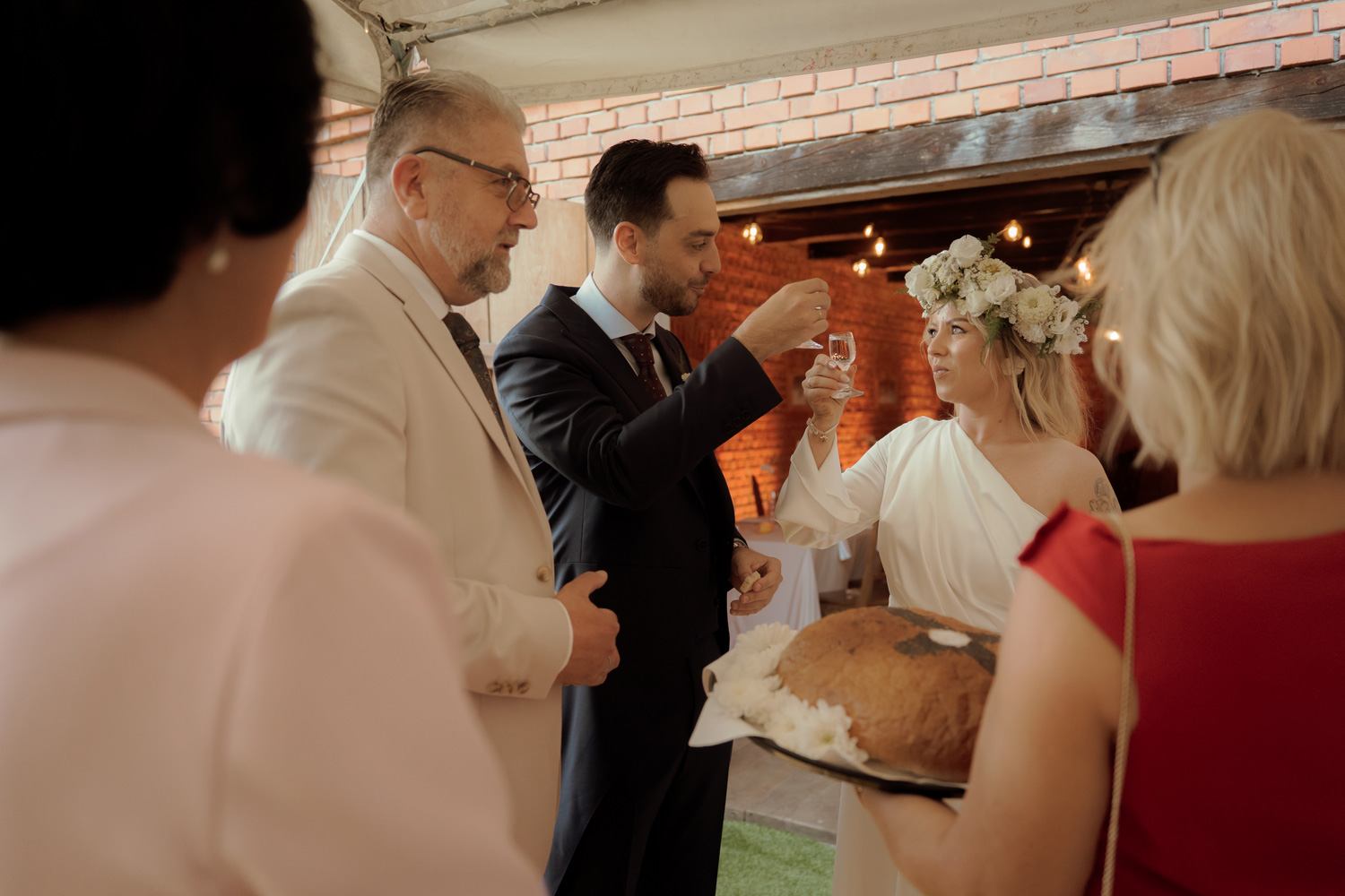 slub w plenerze tokarnia00010 1 - Polsko-hiszpański ślub w plenerze - Tokarnia