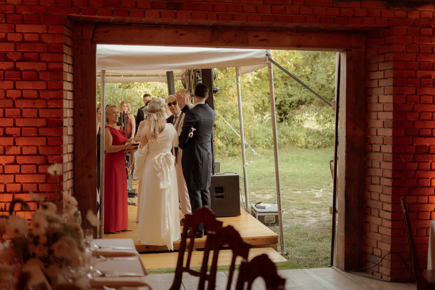 slub w plenerze tokarnia00011 1 - Polsko-hiszpański ślub w plenerze - Tokarnia