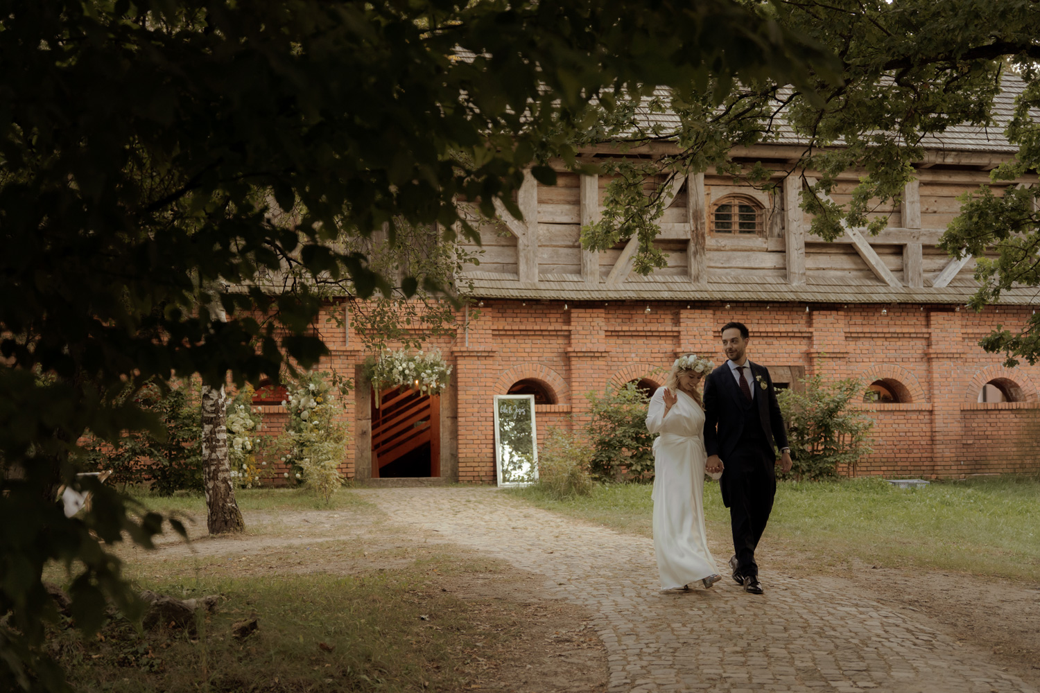 slub w plenerze tokarnia00048 1 - Polsko-hiszpański ślub w plenerze - Tokarnia