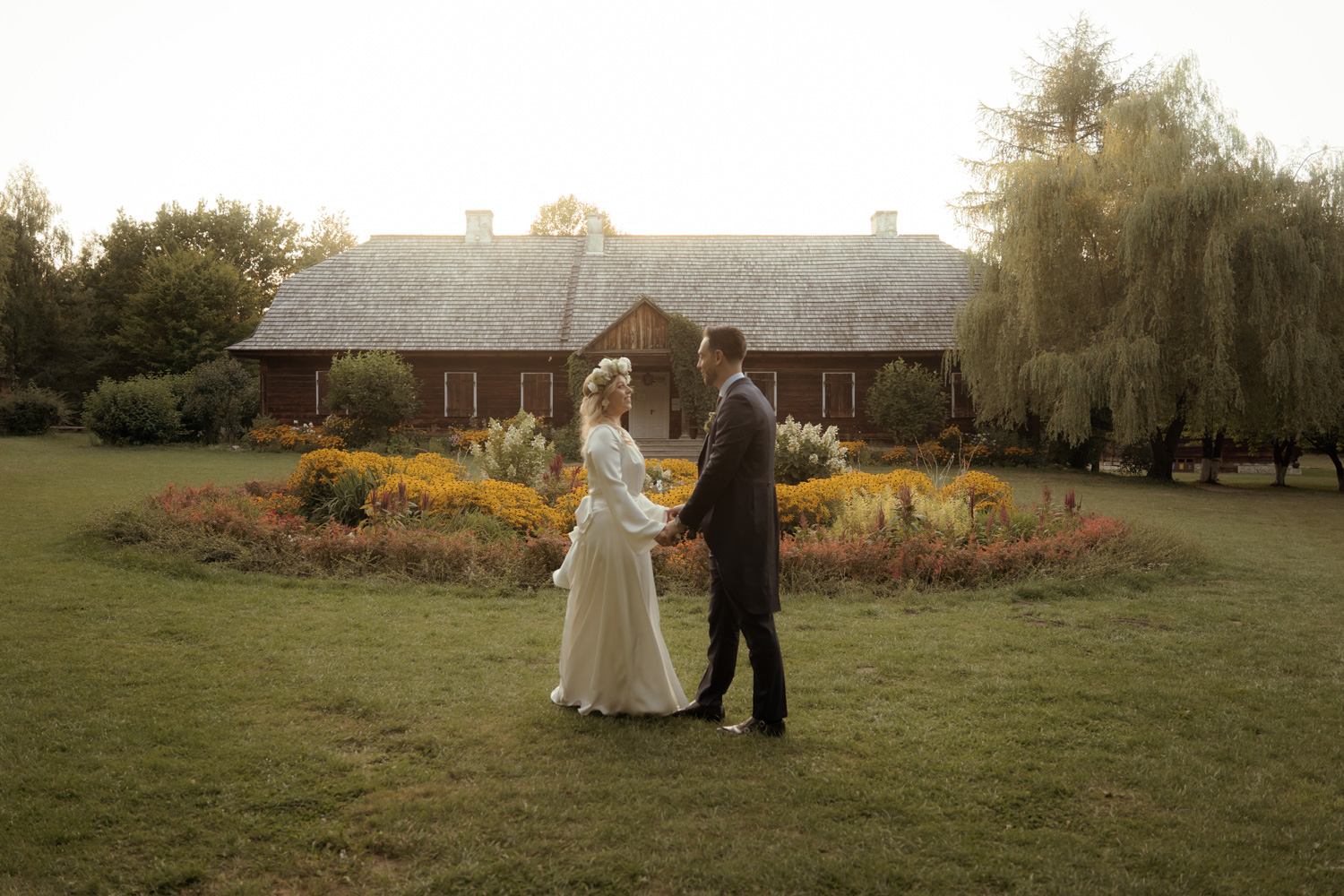 slub w plenerze tokarnia00049 1 - Polsko-hiszpański ślub w plenerze - Tokarnia